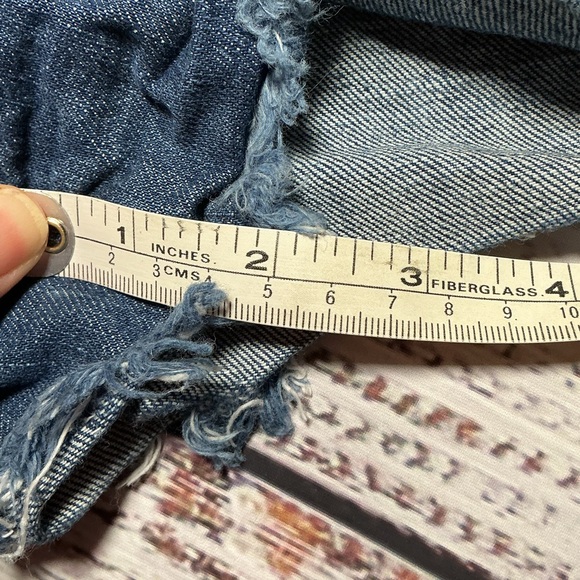 Paige Daryn denim jean shorts in the Izza Deconstructed wash. Size 30. - Picture 9 of 10